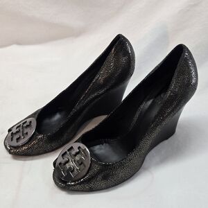 Tory Burch Women’s 9M Leather Shoes Peep Toe Wedge Sandals Silver Medallion